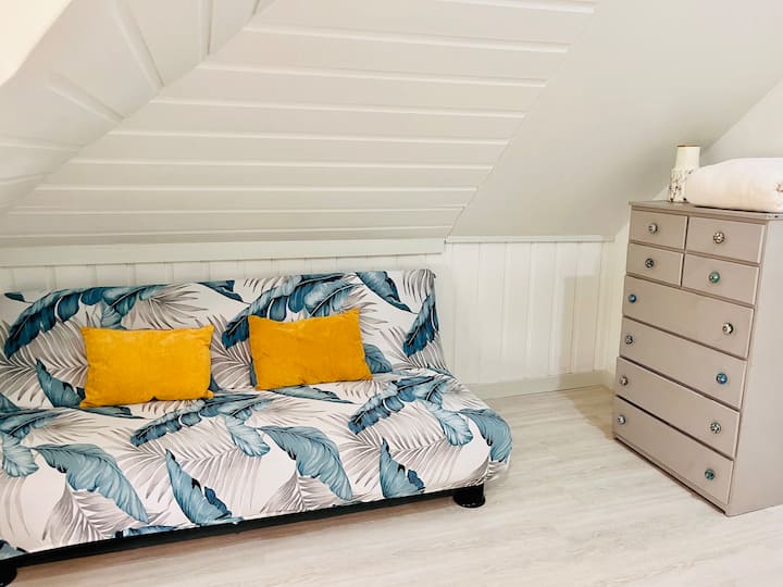 Ovaj se futon pretvara u udoban krevet pune veličine. Time se stvara opcija za potpuno privatnu spavaću sobu.  Također se sastoji od ureda i praonice rublja.