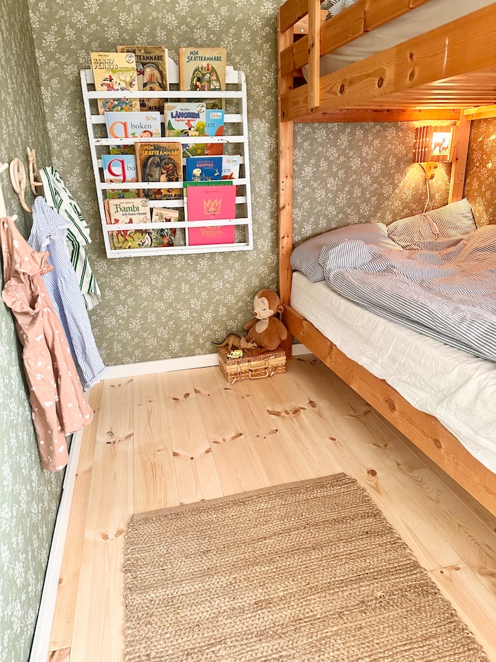 Poschodová posteľ + manželská posteľ v tejto izbe