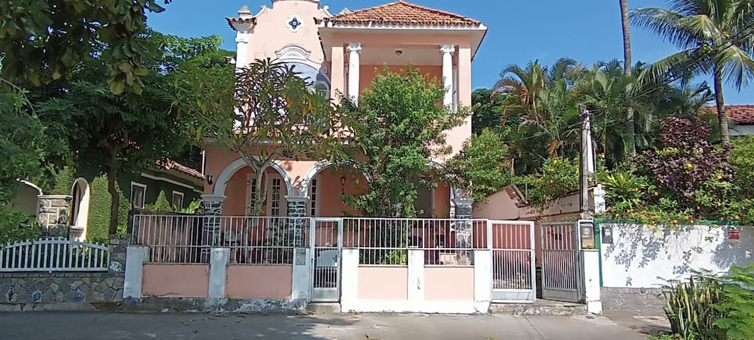 Casarão Histórico em frente à Praia dos Tamoios