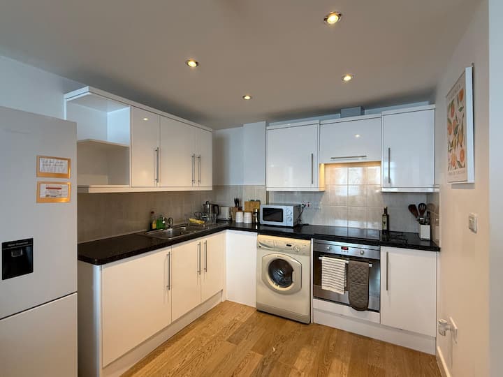 Modern Flat Overlooking High St - Andover