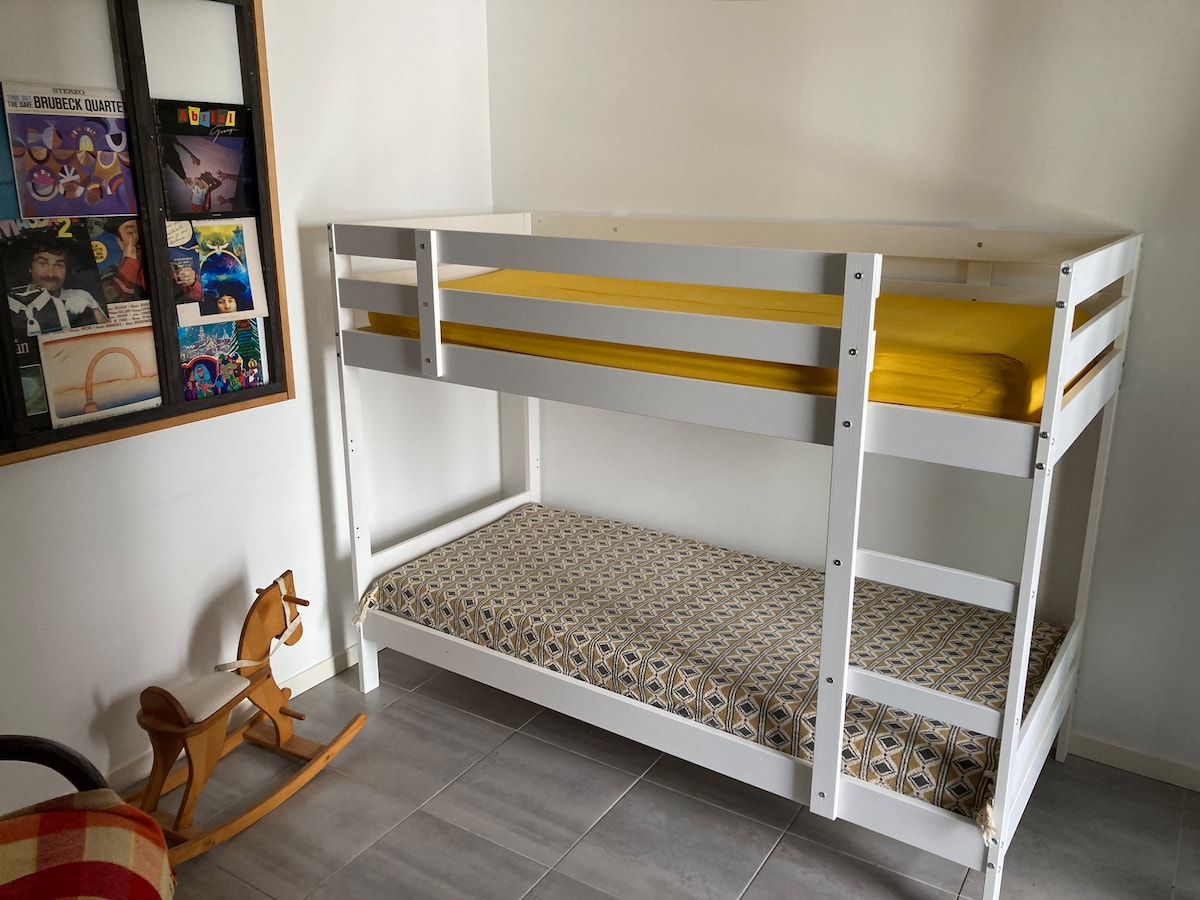 Krevat marinar dhe krevat tek: 3 persona