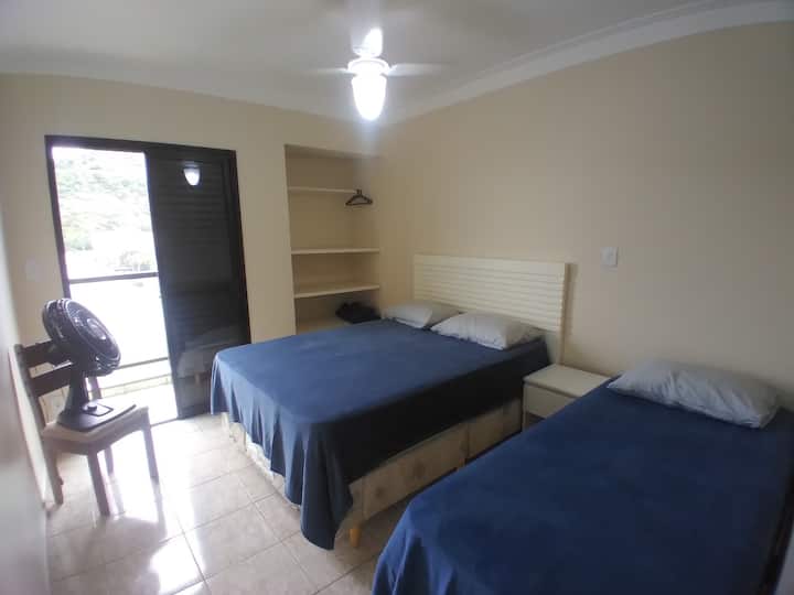 1 bračni krevet, krevet za jednu osobu, stropni ventilator i drugi namještaj, police i apartman.