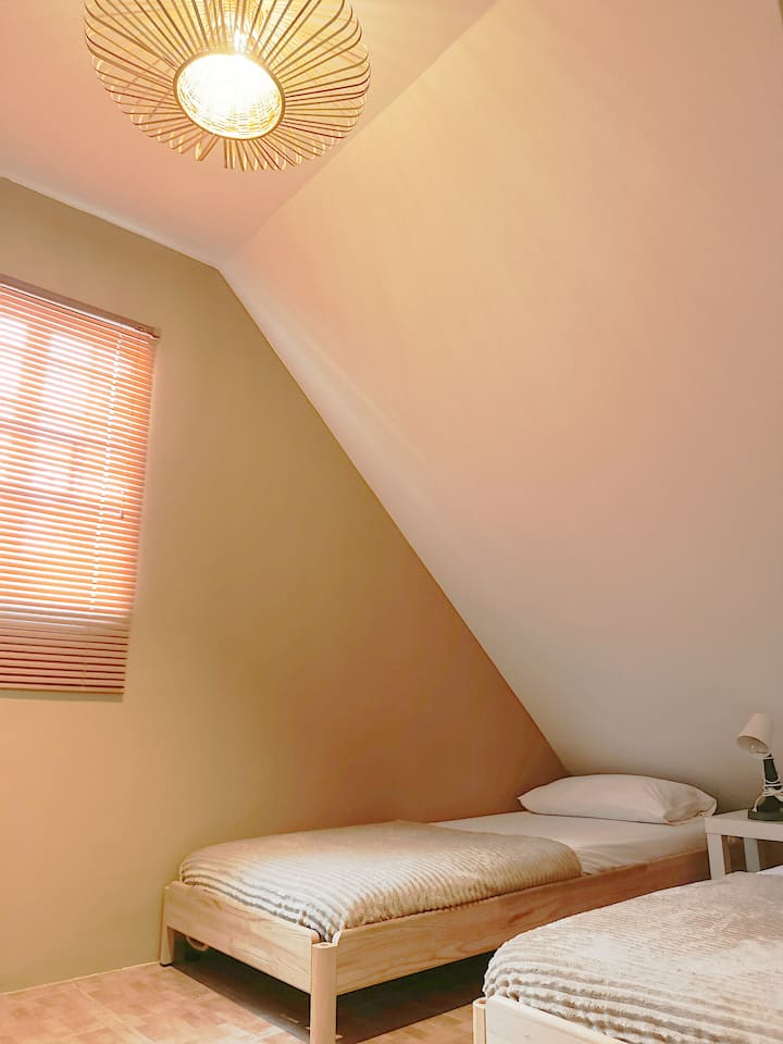 Ვენტილატორის ოთახი გამონაბოლქვის ვენტილატორით კონდიციონერისთვის