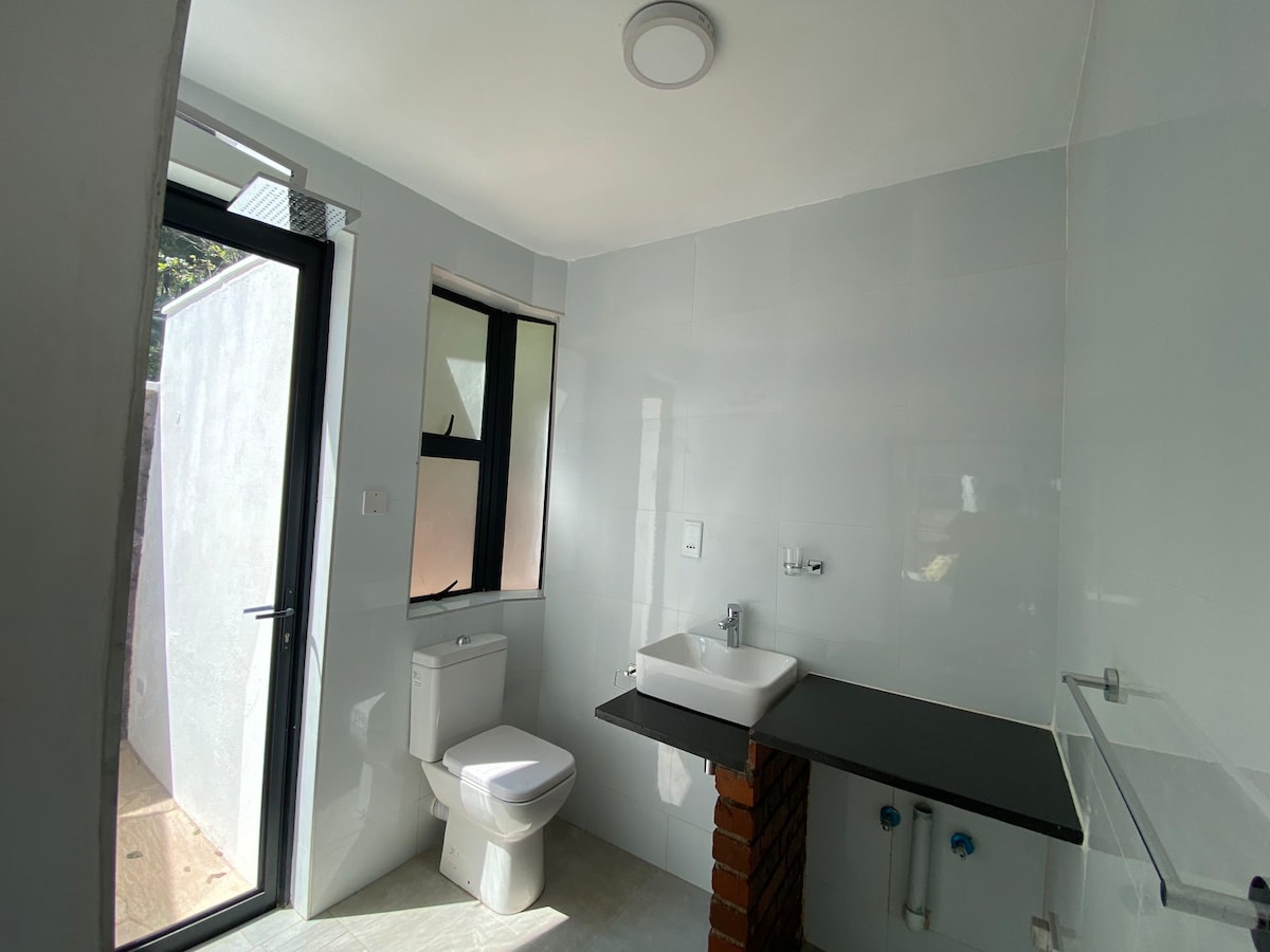 The Treetop Penthouse — En-suite modern bathroom