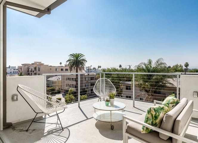 Hollywood Deluxe Townhome w/ Sunset Views gallery image 2