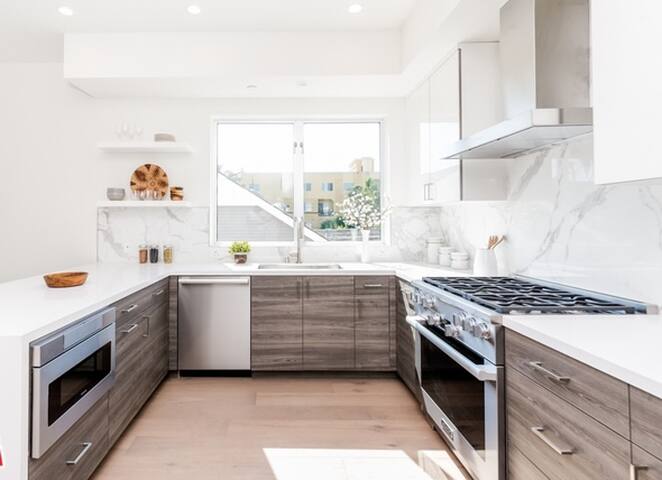 Hollywood Deluxe Townhome w/ Sunset Views gallery image 4