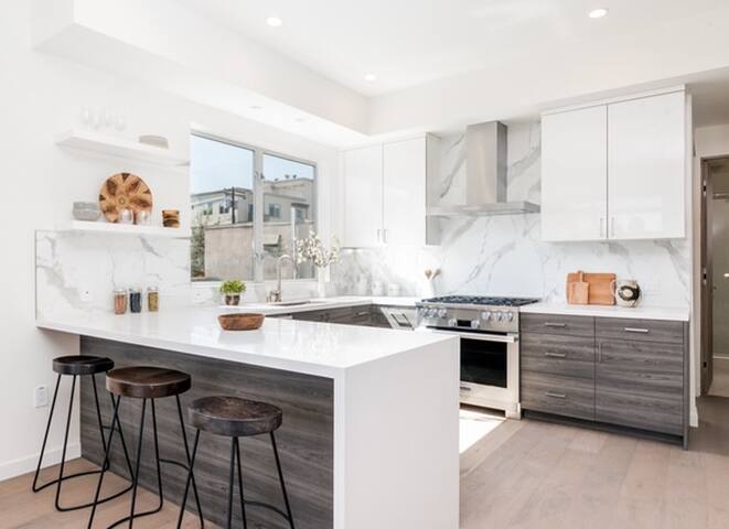 Hollywood Deluxe Townhome w/ Sunset Views gallery image 3