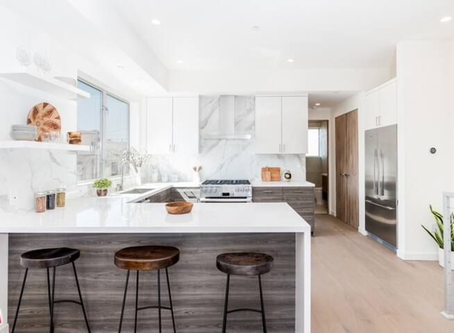 Hollywood Deluxe Townhome w/ Sunset Views gallery image 5