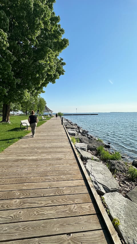 The Uptown Cottage-steps to Lake Couchiching Beach