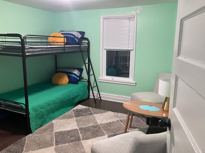 سرير مزدوج بطابقين. قد لا يكون السرير العلوي مناسبًا لبعض البالغين.