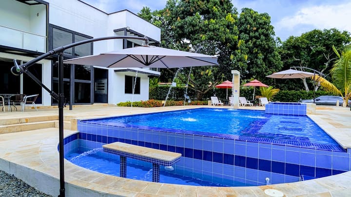 Property with Private Pool, Jacuzzi and BBQ