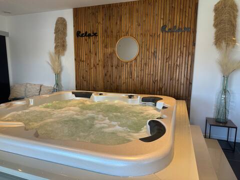 Spacious home, hot tub & garden