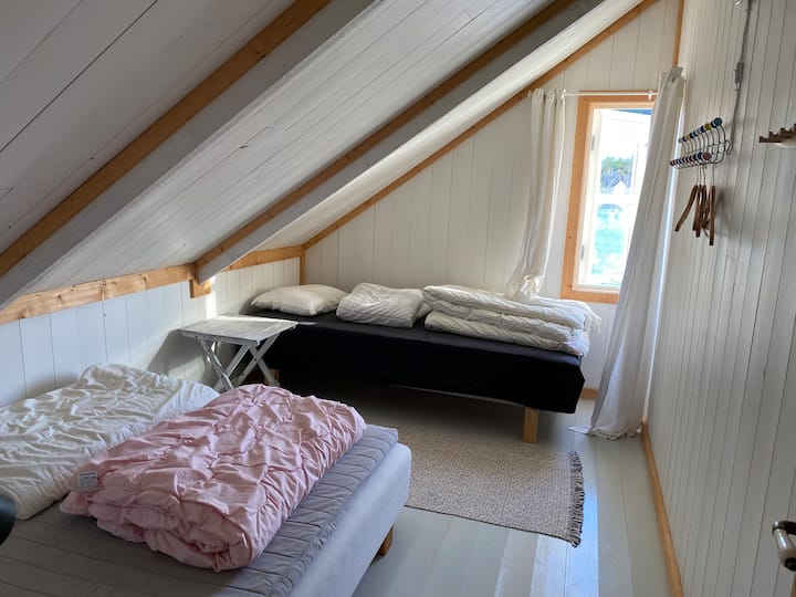 El dormitorio2 tiene una cama doble de 140 cm y una cama supletoria de 90 cm.