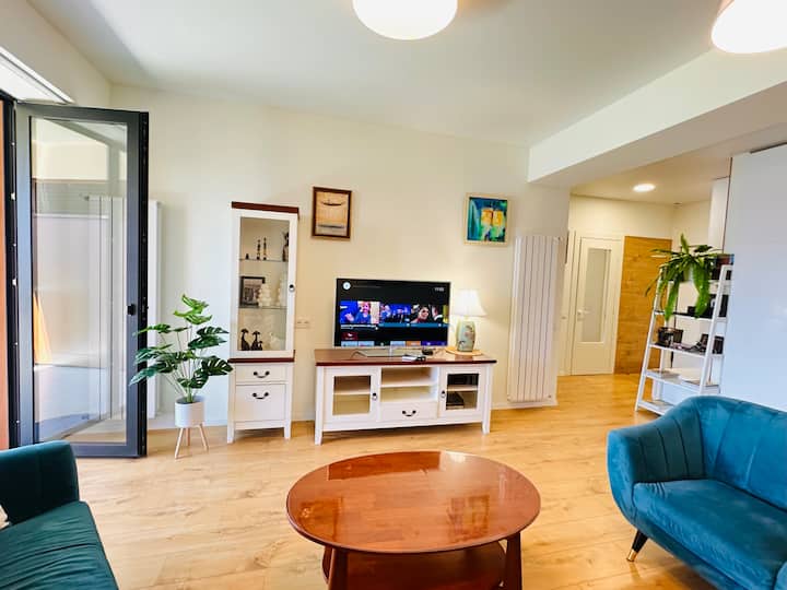 Stylish Vake Apartment  Central & Comfortable - Tbilisi