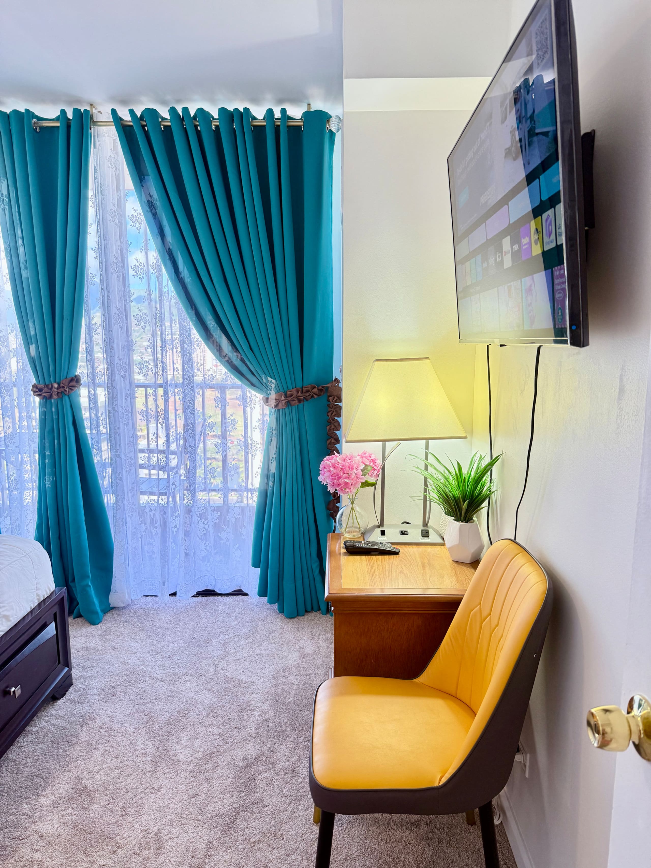Condo in Honolulu · ★4.89 · 1 bedroom · 3 beds · 1 bath - Image 11