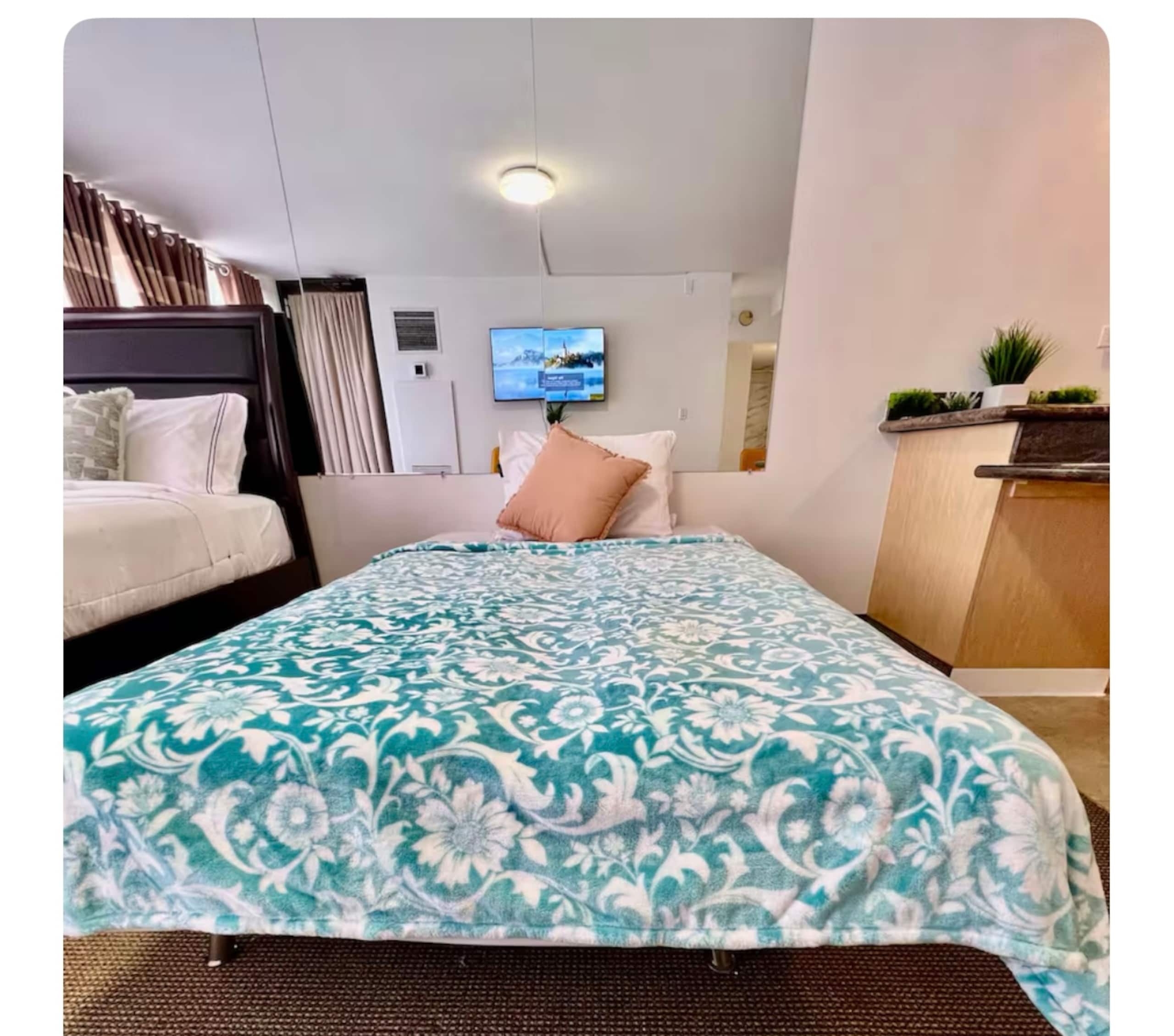 Condo in Honolulu · ★4.89 · 1 bedroom · 3 beds · 1 bath - Image 14