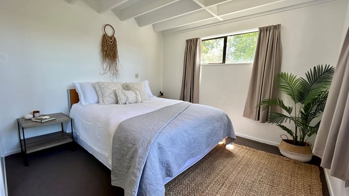 غرفة النوم الرئيسية - الطابق السفلي 
سرير بحجم وسط
خزانة ملابس ورفوف مبنية