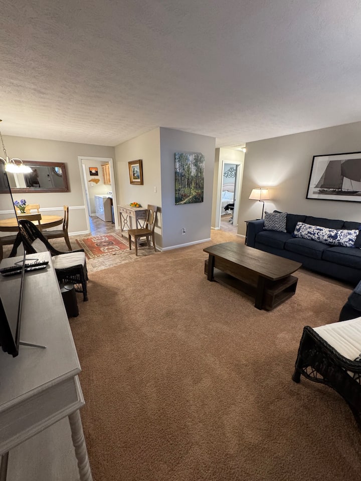 Comfortable 3br Haymount Apartment – Porch & Pool - Fayetteville, NC