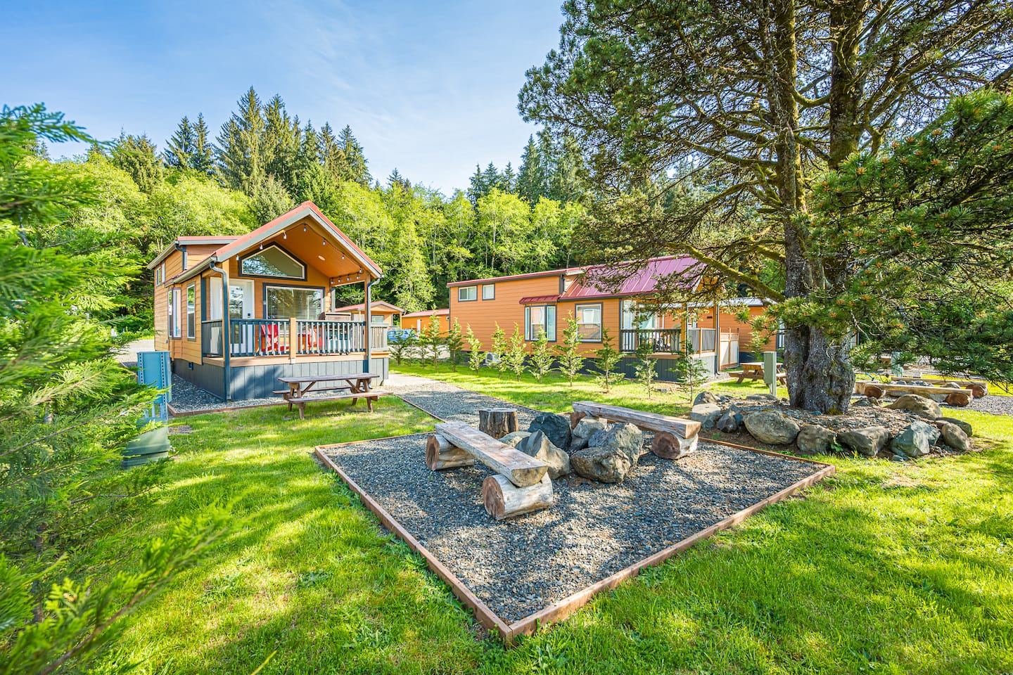 Rainforest Tiny Home Retreat: Retro