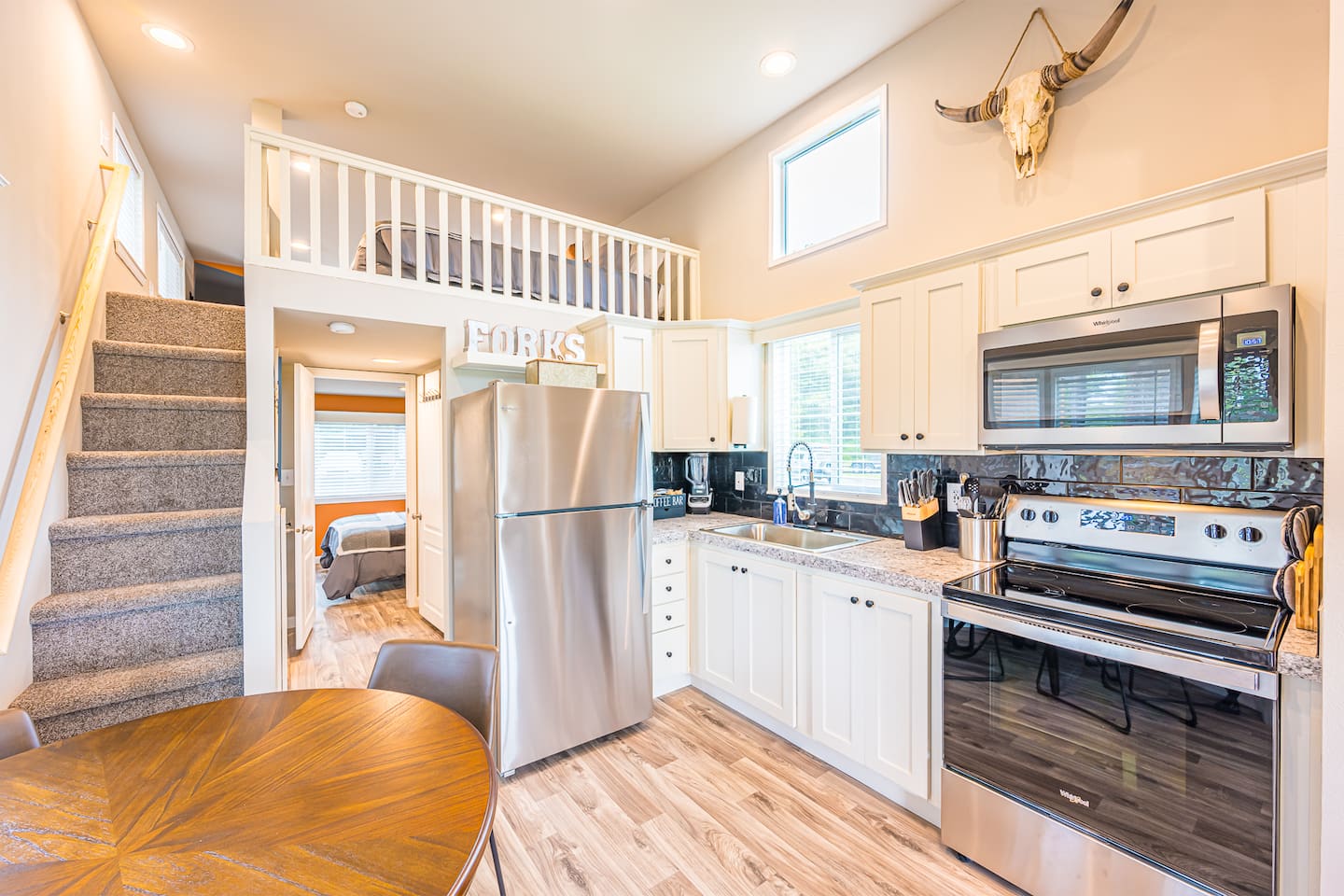 Rainforest Tiny Home Retreat: Industrial photo 3