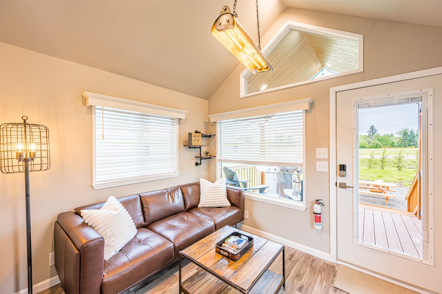 Rainforest Tiny Home Retreat: Industrial photo 6