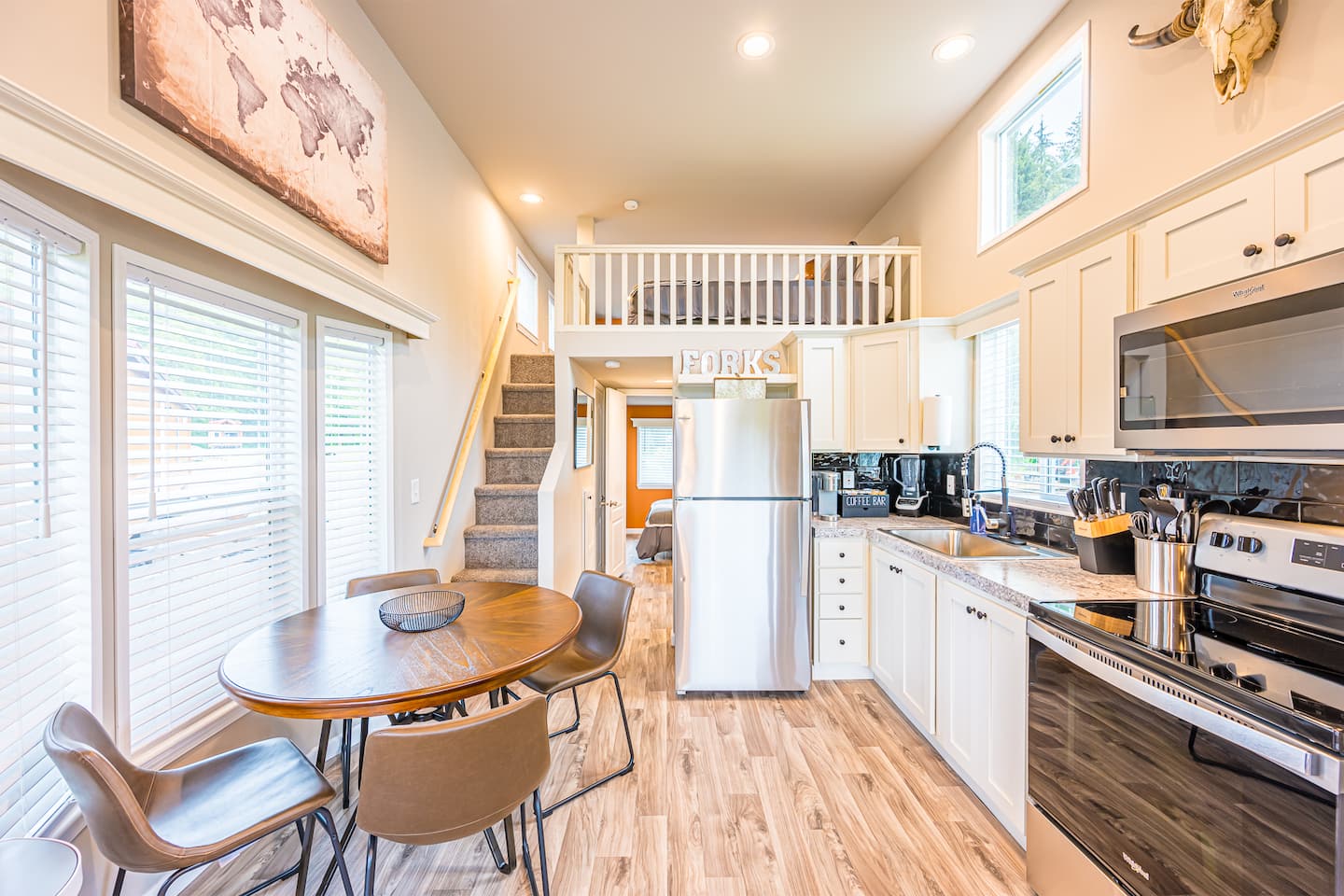 Rainforest Tiny Home Retreat: Industrial photo 8