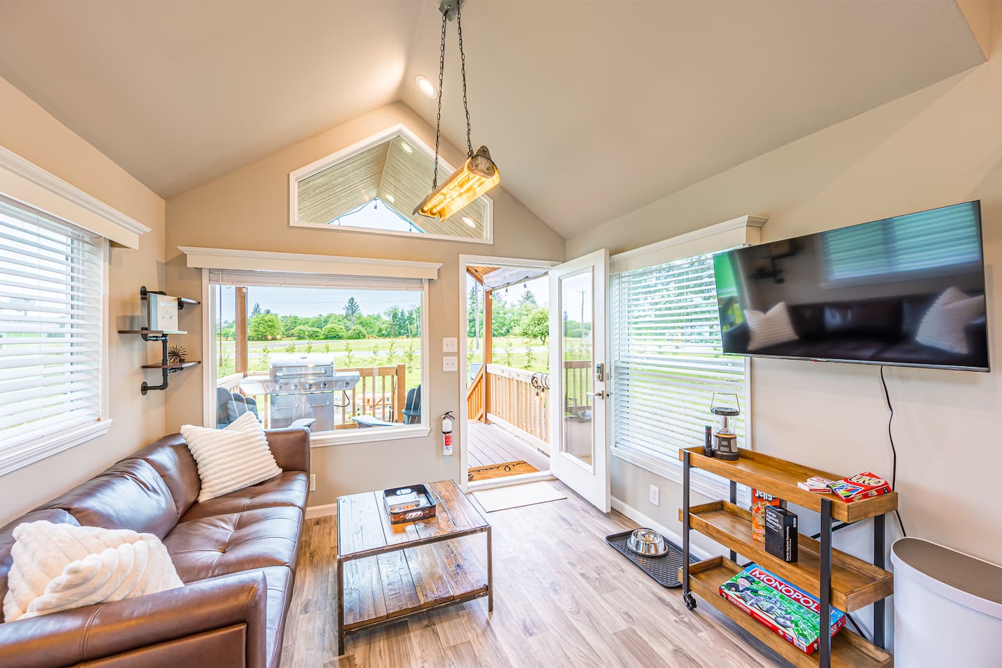 Rainforest Tiny Home Retreat: Industrial photo 2
