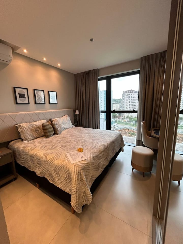 Stúdio con cama tamaño queen+ cama,  apagón y aire acondicionado.