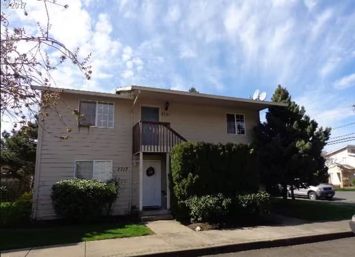 Lovely  Two Bedroom Apartment - Hillsboro, OR