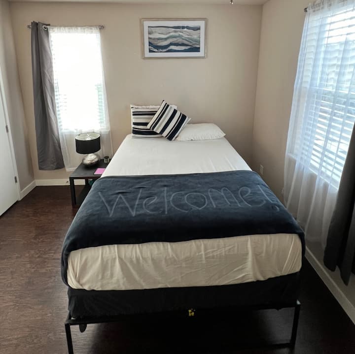 Vstúpte do tejto príjemnej spálne, pokojného útočiska s pohodlnou posteľou, modernou výzdobou, jasným prirodzeným svetlom a štýlovým nábytkom.