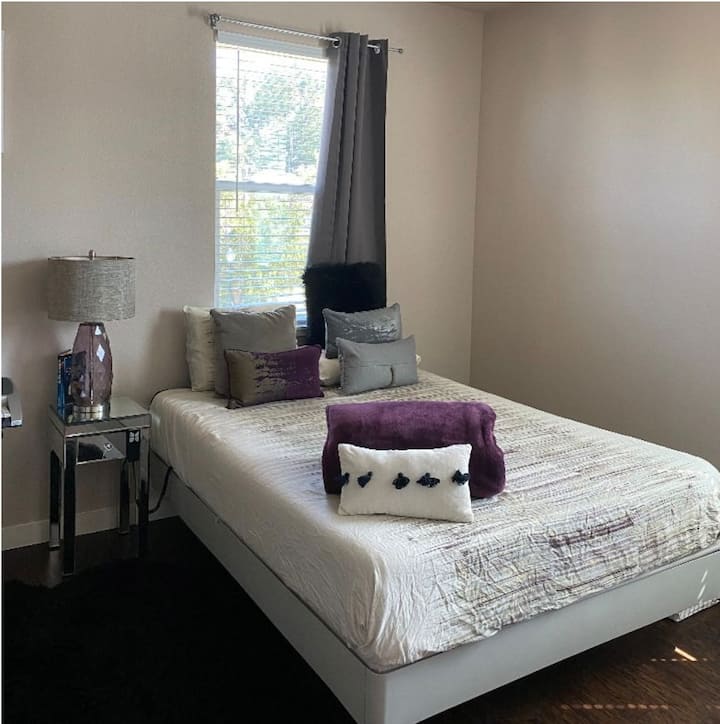 Oddýchnite si v tejto útulnej spálni s plyšovou posteľou a lampou na nočnom stolíku, ktorá je navrhnutá pre maximálne pohodlie a pokojný nočný spánok.