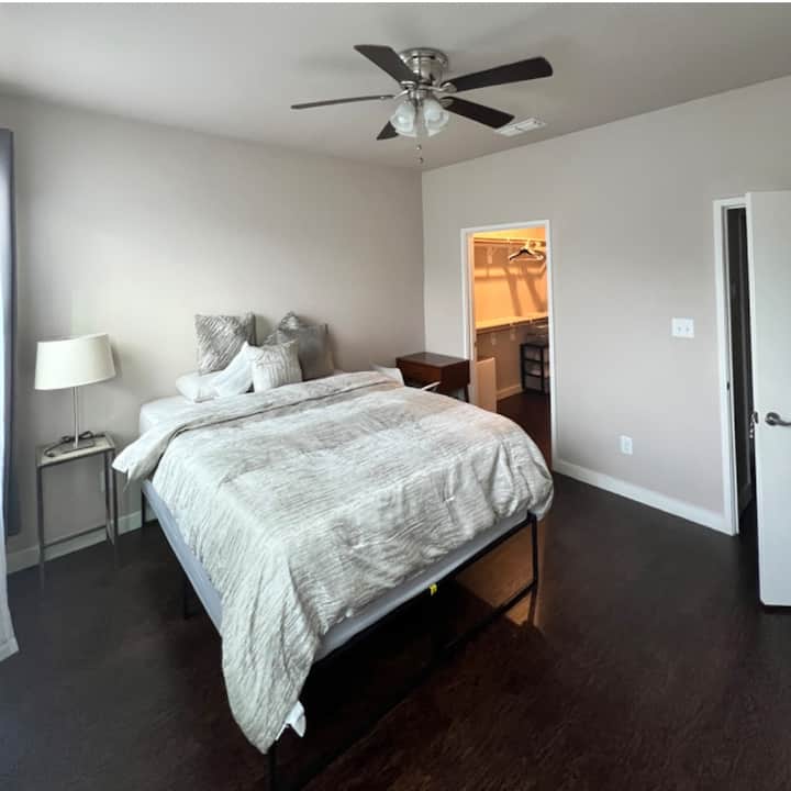 Užite si pokojný pobyt v tejto pohodlnej spálni s plyšovou posteľou, stropným ventilátorom, osvetlením nočného stolíka a pohodlným prístupom k šatníku.