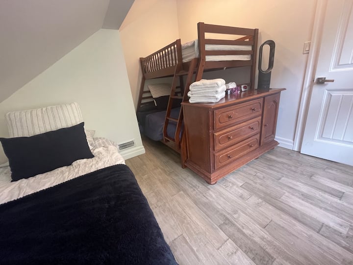 Chumba cha kulala kwenye ghorofa ya pili kilicho na kitanda cha ghorofa mbili/moja na kitanda cha ziada cha mtu mmoja 