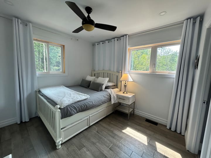 Chumba cha kulala kwenye ghorofa kuu na kitanda cha Queen, trundle moja na bafu la kujitegemea. Mapazia ya kuzima.