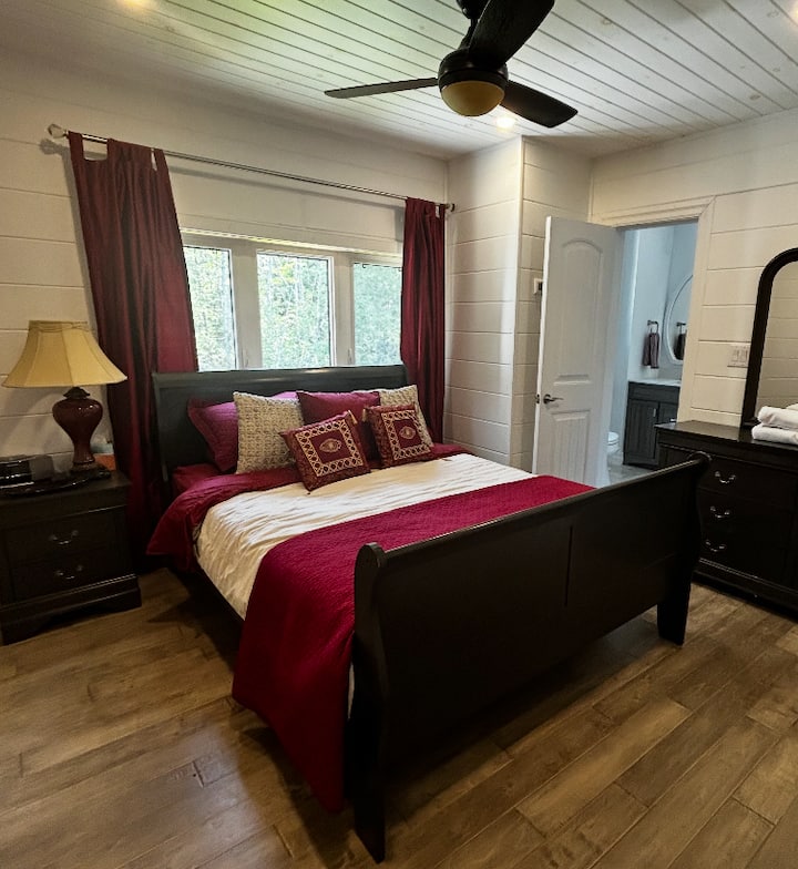 Chumba cha kulala kilicho na kitanda cha Queen na ufikiaji wa moja kwa moja wa bafu kamili na bafu la kutembea (ikiwemo baa za usalama). Mapazia ya kuweka giza kwenye chumba.