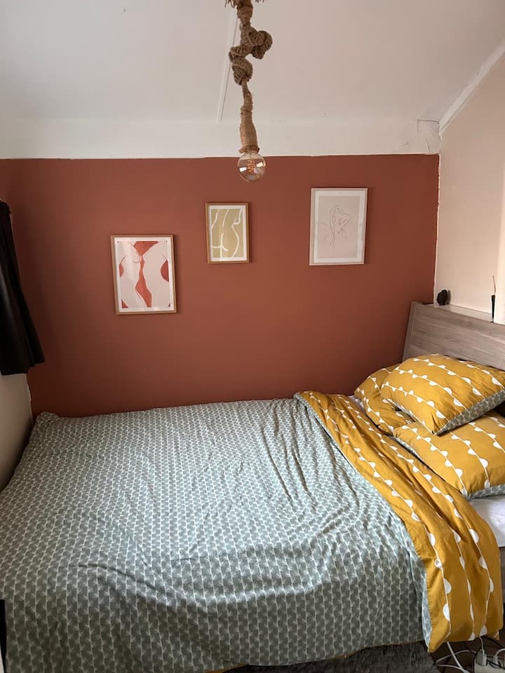 Удобна голема спална соба на вториот кат. Собата се состои од два дела, во задниот дел е креветот, а во предниот дел шкафовите, огледалото, столот, бирото и мијалникот. Повеќе фотографии што треба да ги следите!