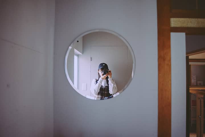 2階トイレ前には、丸い鏡を備えた洗面スペースがあります。

朝の身支度やメイクにもお使いいただけます。