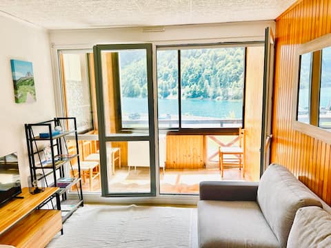 Pleasant 2-room apartment with lake view, loggia + parking for 4/5 people.