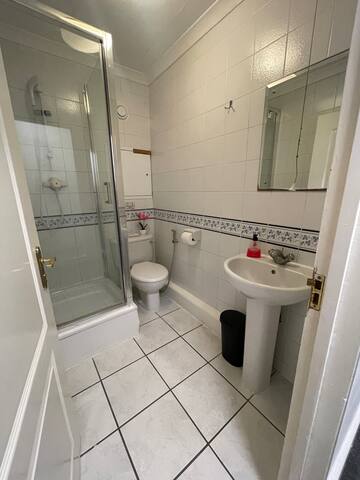 Central London, 4 Beds, 2 Baths gallery image 5