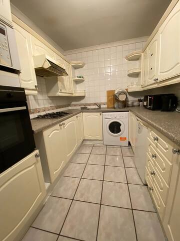 Central London, 4 Beds, 2 Baths gallery image 4