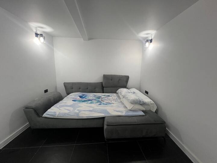 El dormitorio principal era el más cercano a la calle y tiene barreras acústicas de vidrio tripan y persianas enrollables. Las paredes tienen entre 50 y 90 cm, ya que es una casa de la época de entreguerras, pero algunas personas pueden sentirse molestas por el ruido.