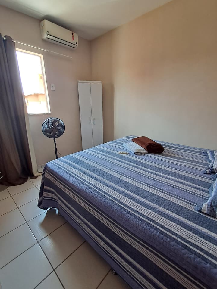 Dormitorio doble con cama tamaño king 
NOTA: SIN AIRE ACONDICIONADO