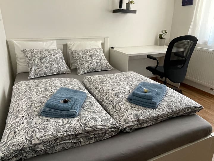 cama doble y un lugar para trabajar