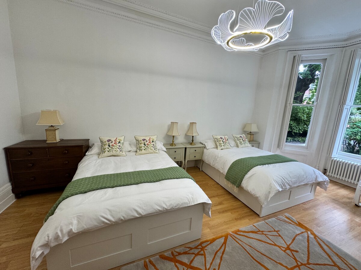 El dormitorio tiene dos camas dobles con cómodos colchones y ropa de cama de algodón egipcio. Pato y plumas de ganso en las almohadas y edredones. 