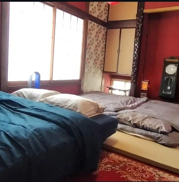 Това е сладка стая в японски стил с цвят на нар.