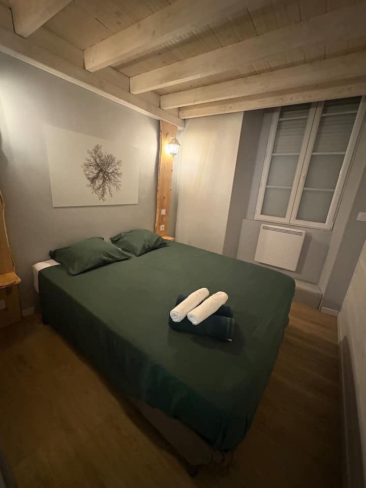 เตียงขนาด 160/200 ซม. มีผ้าปูที่นอนให้