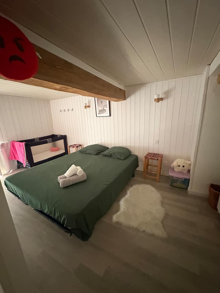 เตียง 1 หลัง มีผ้าปูที่นอนขนาด 160/200
เตียงเด็กแบบพกพา 1 เตียง มีผ้าปูที่นอนให้