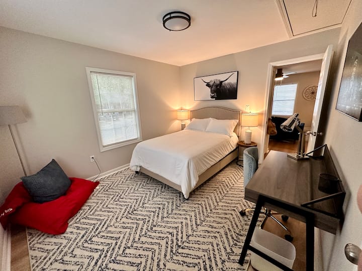 בחדר השינה הקדמי יש מיטה בגודל מלא, שולחן כתיבה עם כיסא וארון. הוא צמוד ישירות לחדר רחצה עם שירותים. 