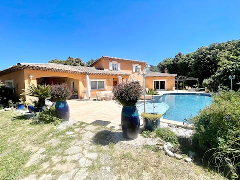 Prestigious home – pool & pétanque