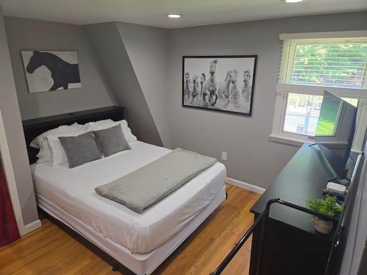 Საძინებელი №2, რომელიც მდებარეობს მე-2 სართულზე. Დედოფლის ზომის საწოლი, ტელევიზორი, კომოდი და ტანსაცმლის საკიდი ნებისმიერი ტანსაცმლისთვის. Სააბაზანო არ არის მიმაგრებული, მაგრამ პირდაპირ კარის მიღმაა.